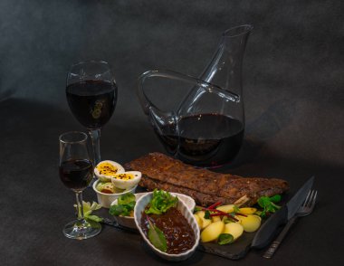 Domuz kaburga ile patates, soslar, br bir raf üzerinde sağ tarafta görünümü