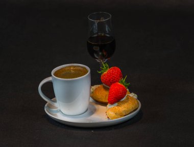 strawbe ile dekore edilmiş iki ay çöreği ile aromatik kahve