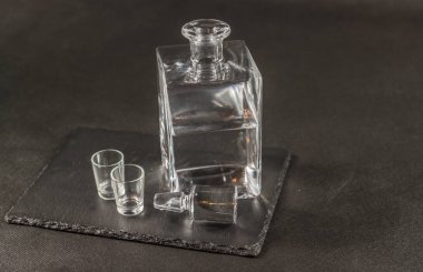 sağ tarafta görünümü ile kristal, modern sürahi içinde saf votka üzerinde bir