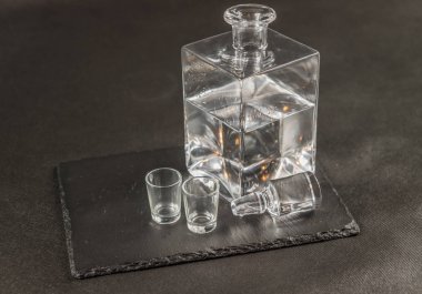 Kristal, modern sürahi ile yan görünüm saf votka üzerinde sol bir 