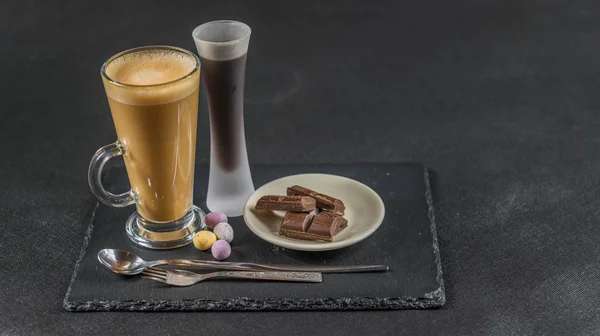Café con leche aromática con trozos de chocolate y huevos dulces, coff — Foto de Stock