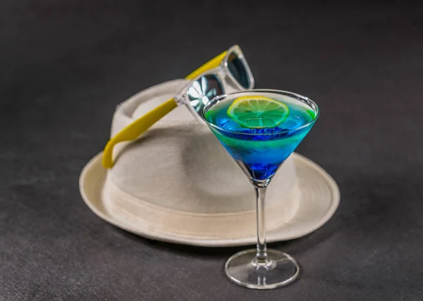 Bebida colorida, uma combinação de azul e verde, limão, martini g — Fotografia de Stock