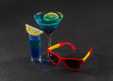 renkli içki, mavi ve yeşil, limon, martini g bir arada