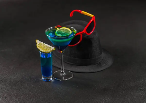 Färgade dryck, en kombination av blå och grön, citron, martini g — Stockfoto