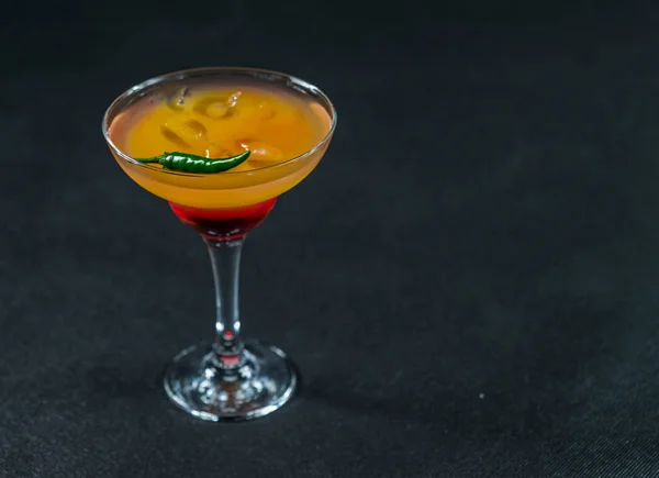 Цветной напиток, сочетание красного апельсина, лимона, бокала мартини — стоковое фото