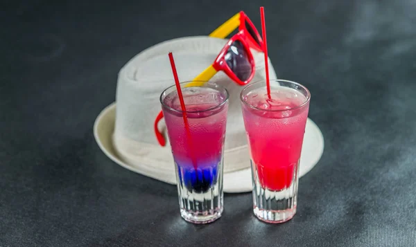 Dwa kolorowe drinki, kombinacją granatowy z purpury, — Zdjęcie stockowe