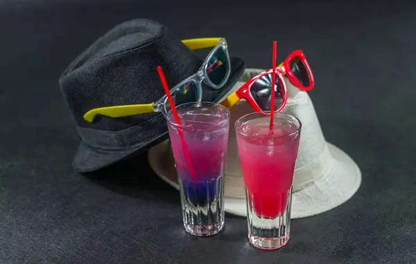 Duas bebidas coloridas, uma combinação de azul escuro com roxo, o — Fotografia de Stock