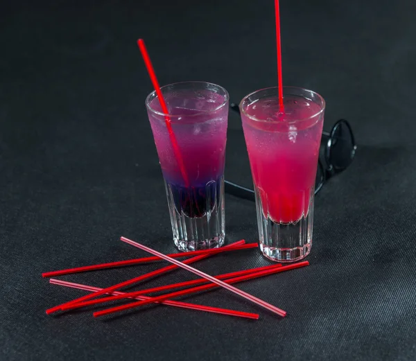 Два кольорових напої, поєднання темно-синього з фіолетовим, — стокове фото