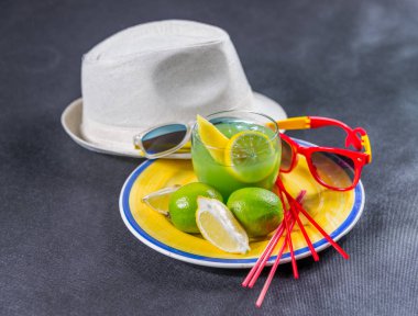 renkli içki, mavi ve yeşil, bir arada l ile dekore edilmiştir.