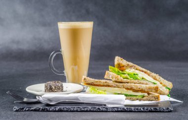 iki sandviç milkşeyk ekmek vintage ched ile oluşan ayarla