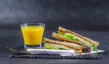 iki sandviç milkşeyk ekmek vintage chedd ile oluşan ayarla