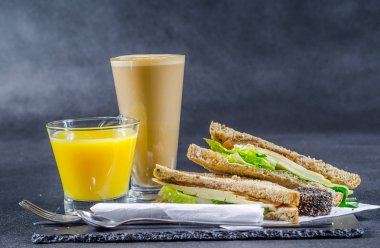 iki sandviç milkşeyk ekmek vintage chedd ile oluşan ayarla