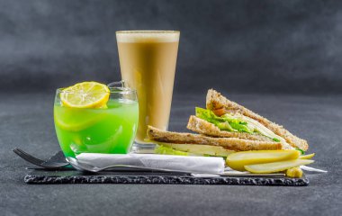 iki sandviç milkşeyk ekmek vintage chedd ile oluşan ayarla