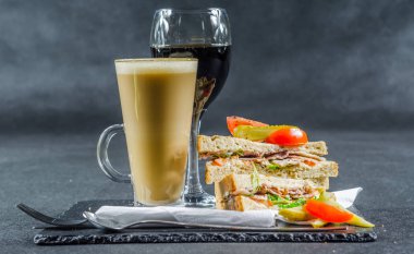 iki sandviç milkşeyk ekmek duman lezzet ile oluşan ayarla 