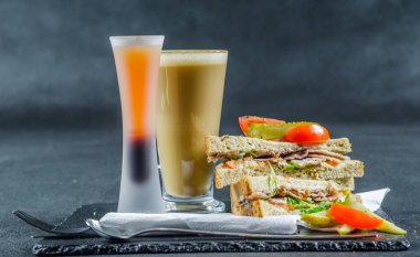 iki sandviç milkşeyk ekmek duman lezzet ile oluşan ayarla 