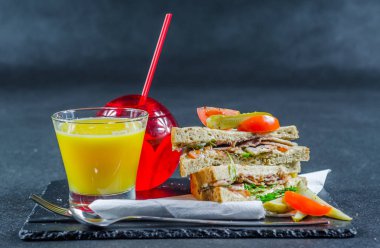 iki sandviç milkşeyk ekmek duman lezzet ile oluşan ayarla 