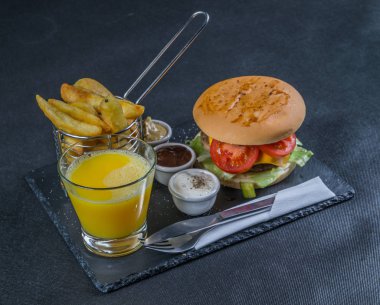 yan görünümü üzerinde ızgara alev stack çift çizburger yaptı, izin
