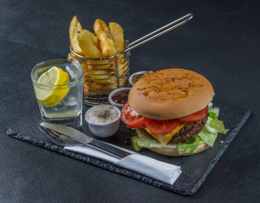 sağ tarafta görünümü bir alev üzerinde ızgara çift yığın çizburger, le