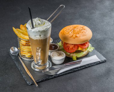 yan görünümü üzerinde ızgara alev stack çift çizburger yaptı, izin