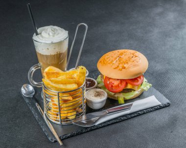 yan görünümü üzerinde ızgara alev stack çift çizburger yaptı, izin