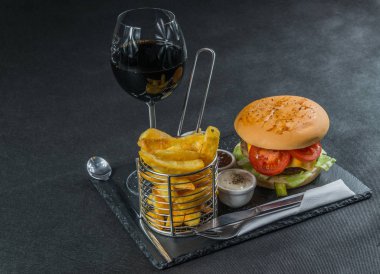 yan görünümü üzerinde ızgara alev stack çift çizburger yaptı, izin