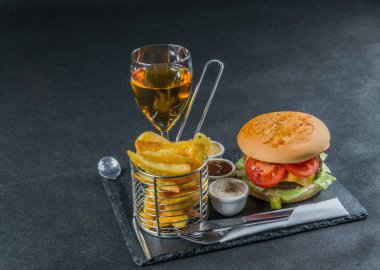 yan görünümü üzerinde ızgara alev stack çift çizburger yaptı, izin
