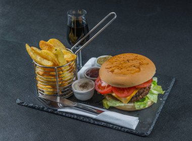 sağ tarafta görünümü bir alev üzerinde ızgara çift yığın çizburger, le