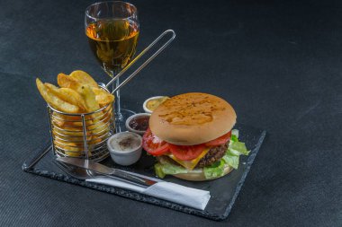 sağ tarafta görünümü bir alev üzerinde ızgara çift yığın çizburger, le