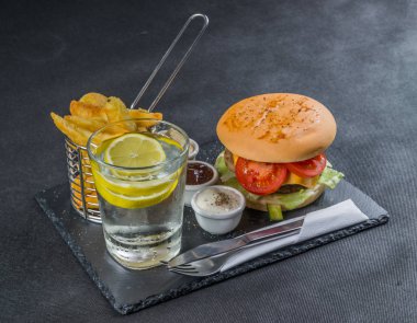 yan görünümü üzerinde ızgara alev stack çift çizburger yaptı, izin