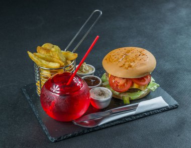 yan görünümü üzerinde ızgara alev stack çift çizburger yaptı, izin