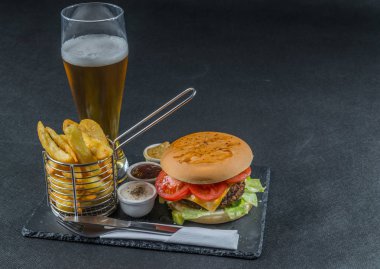 sağ tarafta görünümü bir alev üzerinde ızgara çift yığın çizburger, le