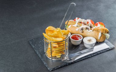 sol yan görünüm Güney kızarmış chicke bir huysuz ot ekmek üzerinde