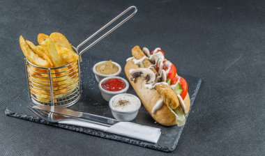 sağ yan görünüm Güney kızarmış piliç ile bir huysuz ot ekmek üzerinde