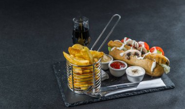 sol yan görünüm Güney kızarmış chicke bir huysuz ot ekmek üzerinde