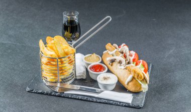 sağ yan görünüm Güney kızarmış piliç ile bir huysuz ot ekmek üzerinde