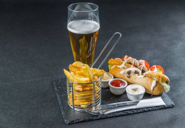 sol yan görünüm Güney kızarmış chicke bir huysuz ot ekmek üzerinde