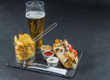 sağ yan görünüm Güney kızarmış piliç ile bir huysuz ot ekmek üzerinde