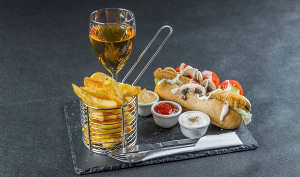 sol yan görünüm Güney kızarmış chicke bir huysuz ot ekmek üzerinde