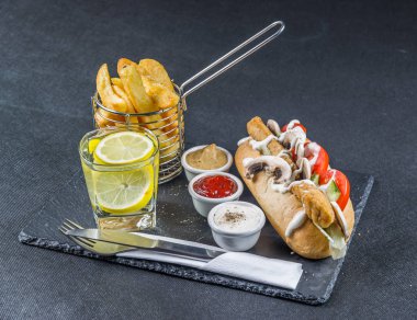 sağ yan görünüm Güney kızarmış piliç ile bir huysuz ot ekmek üzerinde