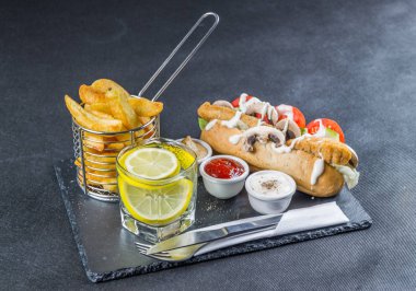 sol yan görünüm Güney kızarmış chicke bir huysuz ot ekmek üzerinde