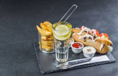 sol yan görünüm Güney kızarmış chicke bir huysuz ot ekmek üzerinde