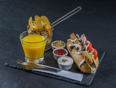 sağ yan görünüm Güney kızarmış piliç ile bir huysuz ot ekmek üzerinde