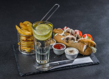 sol yan görünüm Güney kızarmış chicke bir huysuz ot ekmek üzerinde