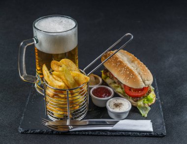 Beyaz ekmek ile dumanlı ribste aromalı susam ile