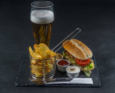 Beyaz ekmek ile dumanlı ribste aromalı susam ile