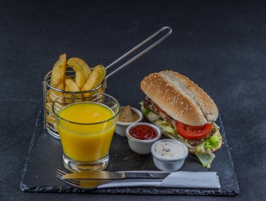 Beyaz ekmek ile dumanlı ribste aromalı susam ile