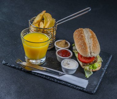 Susam, aromalı w ile bir beyaz ekmek üzerinde Sağdan Görünüm