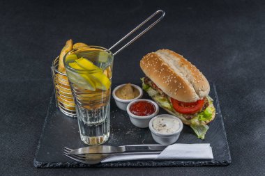 Beyaz ekmek ile dumanlı ribste aromalı susam ile