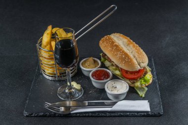 Beyaz ekmek ile dumanlı ribste aromalı susam ile