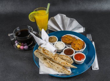 Doğu Hint ayarla, naan ekmek ve soğan bhaji, dört soslar, b